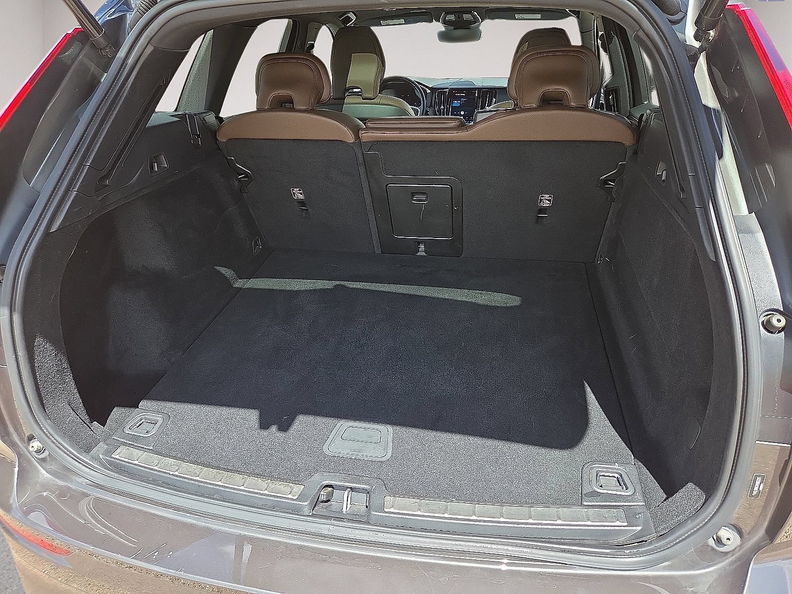 Used 2022 Volvo XC60 B5 Momentum AWD/4WD image 17