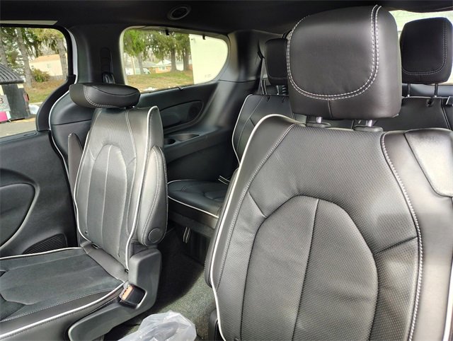 New 2026 Chrysler Pacifica Limited w/ Uconnect Theater Family Group image 28