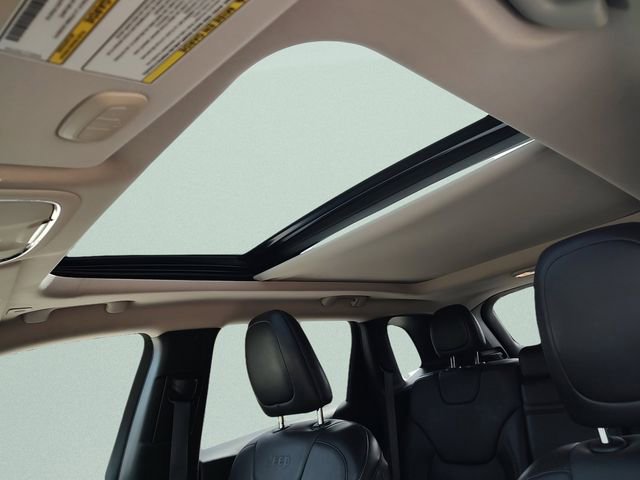 Certified 2018 Jeep Cherokee Limited w/ Technology Group image 28
