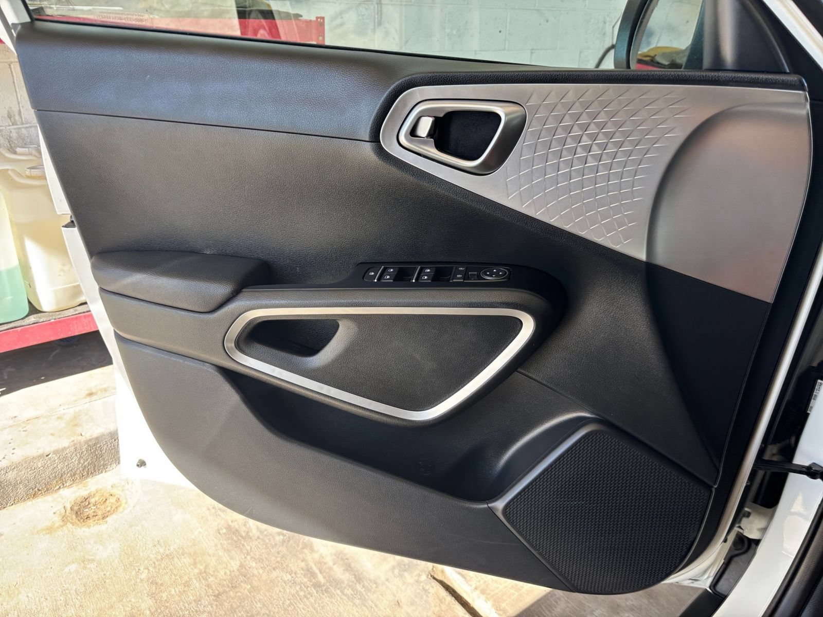 Used 2025 Kia Soul LX w/ LX Technology Package FWD image 18