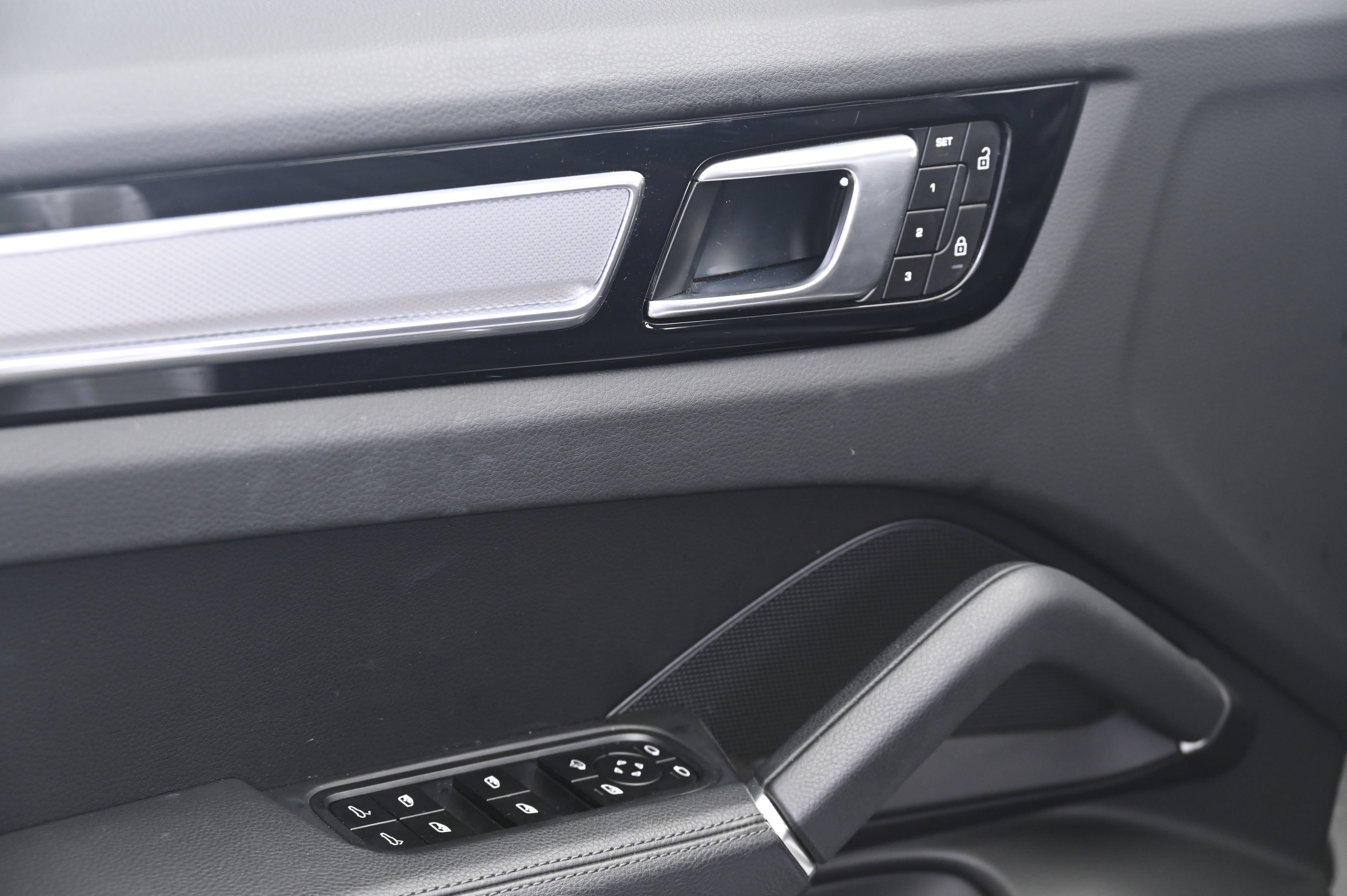 Certified 2023 Porsche Cayenne AWD/4WD image 27