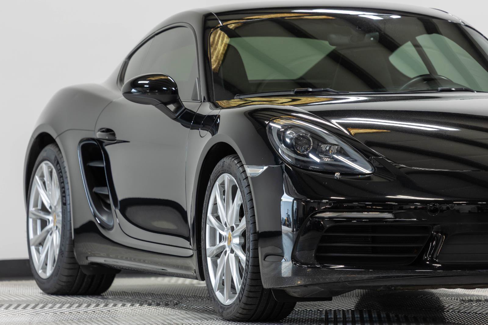Used 2018 Porsche 718 Cayman RWD image 3