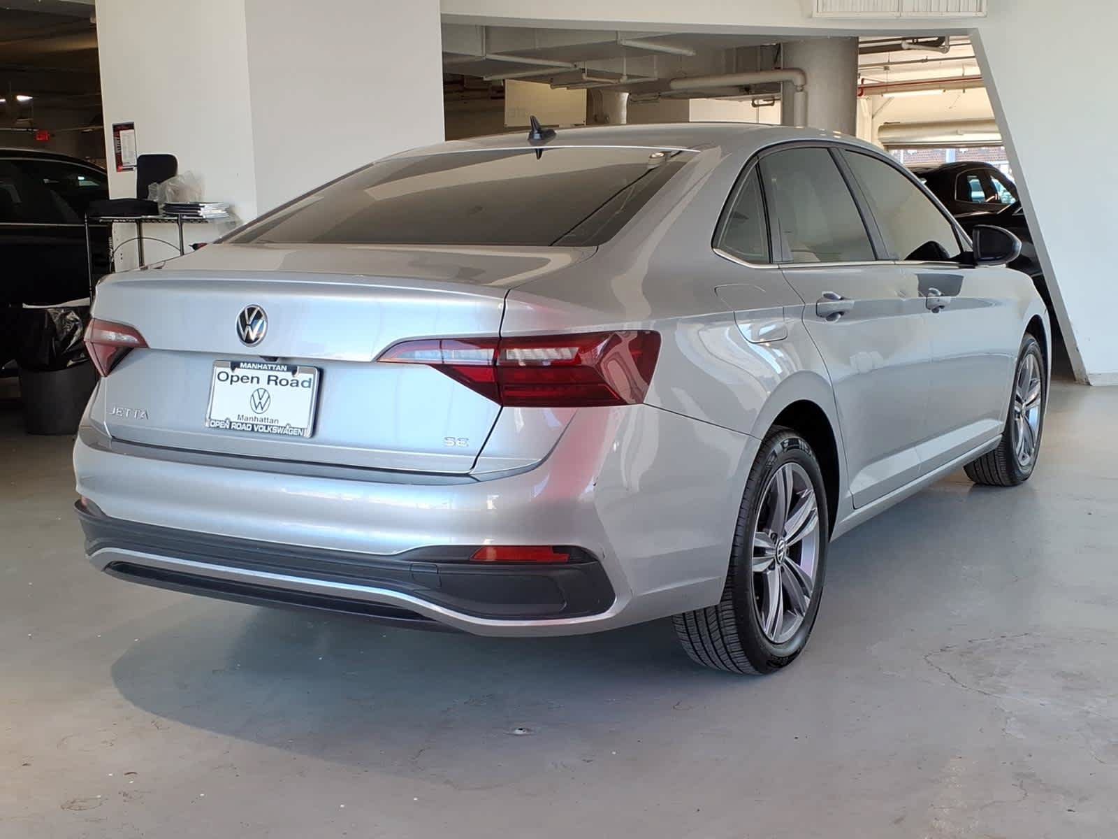 Used 2023 Volkswagen Jetta SE w/ Panoramic Sunroof Package FWD image 4