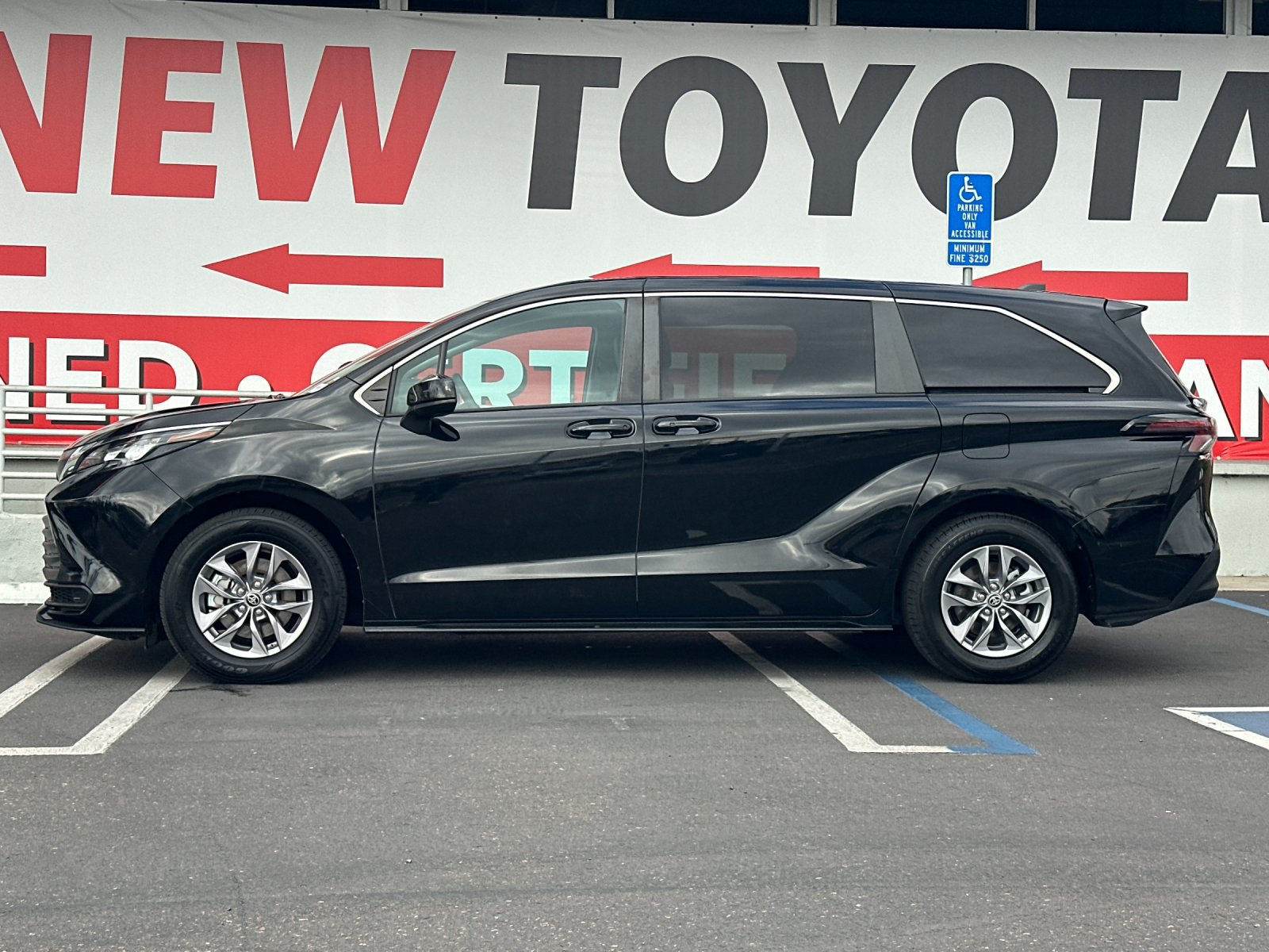 Used 2024 Toyota Sienna LE FWD image 2