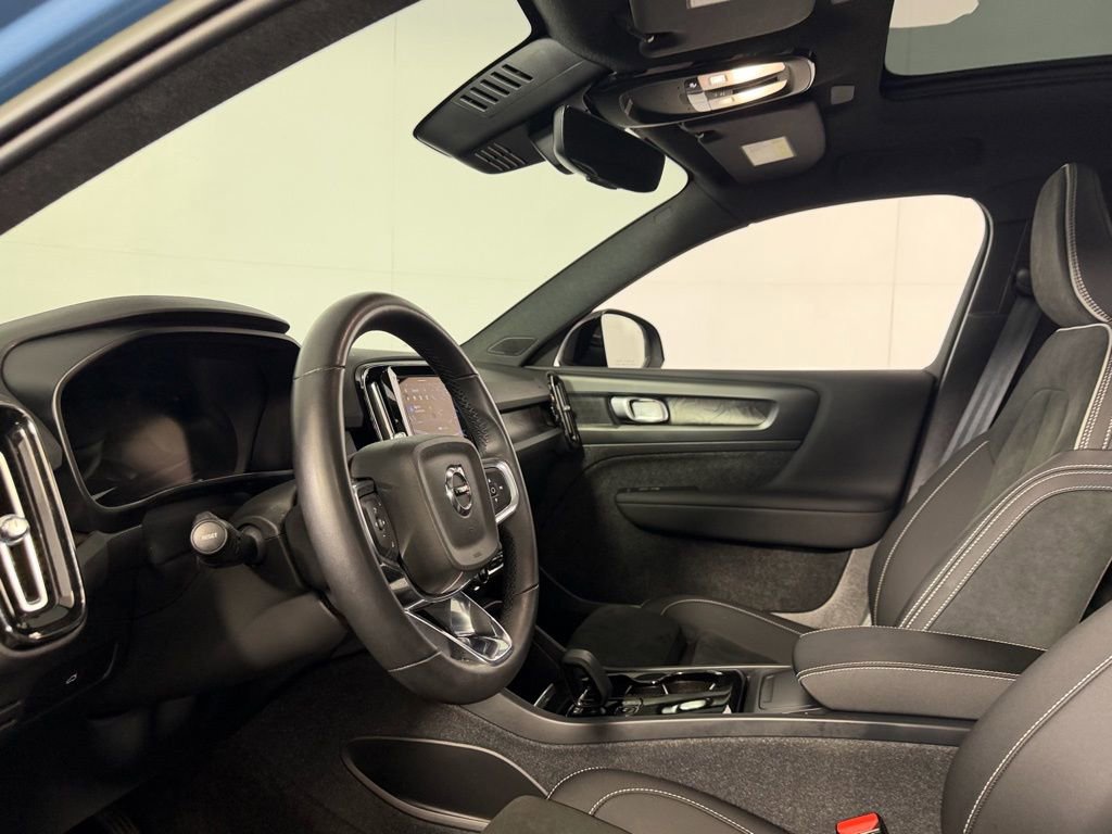 Used 2023 Volvo XC40 Recharge Plus image 23
