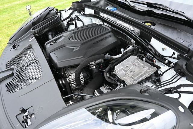 Used 2026 Porsche Macan AWD/4WD image 16