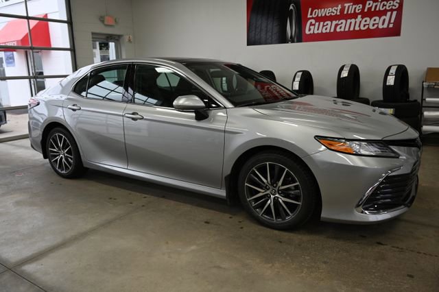 Used 2023 Toyota Camry XLE w/ Cold Weather Package image 4