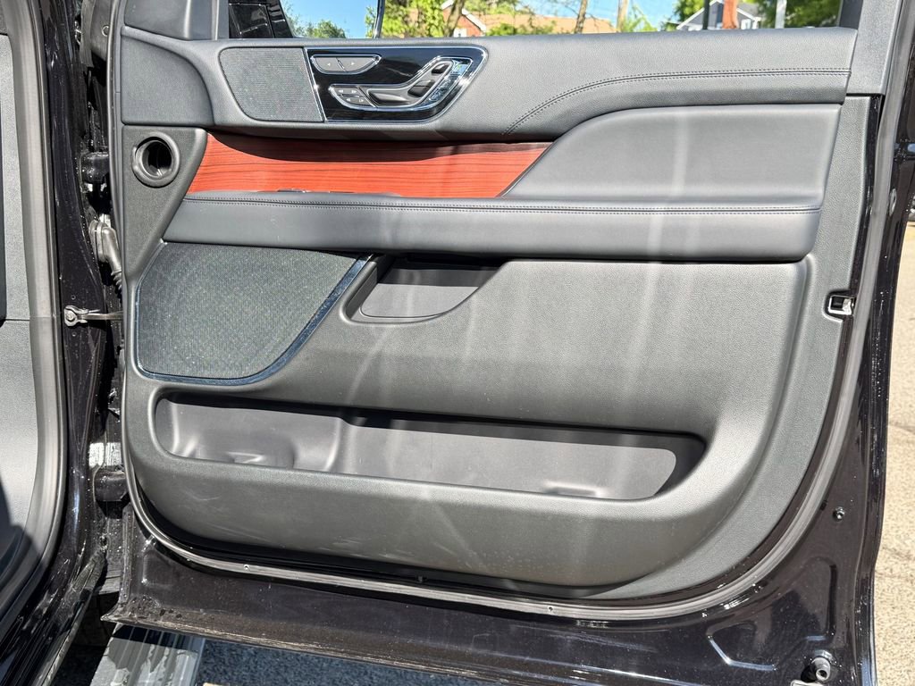 Certified 2024 Lincoln Navigator L Reserve AWD/4WD image 10