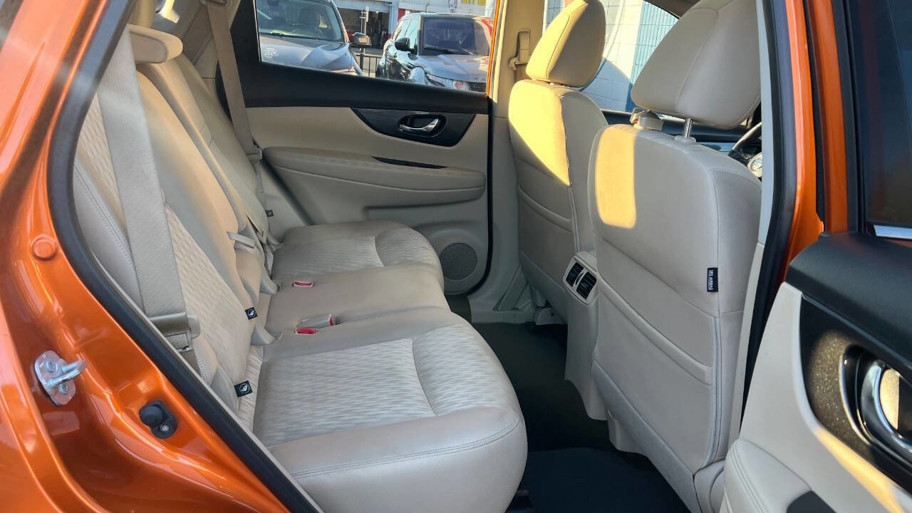 Used 2017 Nissan Rogue SV image 25