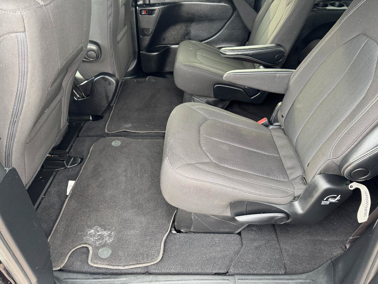 Used 2023 Chrysler Pacifica Touring FWD image 14