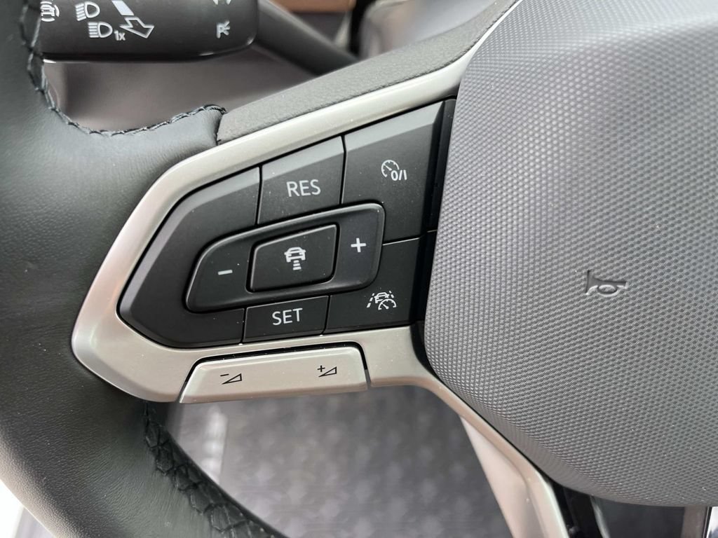 Used 2025 Volkswagen Jetta SEL FWD image 30