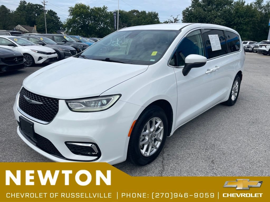 Used 2023 Chrysler Pacifica Touring-L FWD image 3