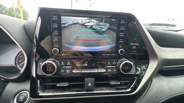 Used 2021 Toyota Highlander XLE AWD/4WD image 29