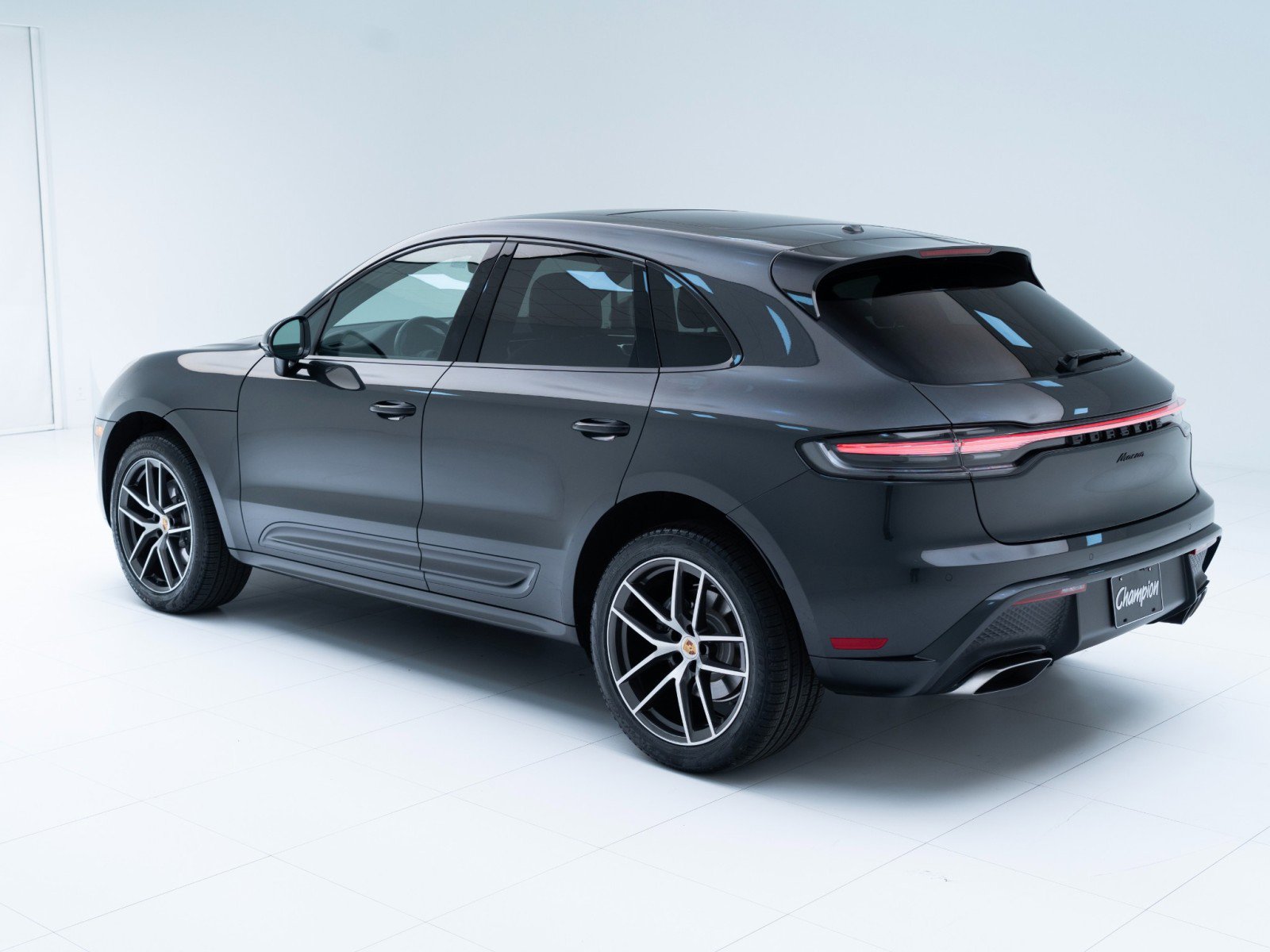 Certified 2023 Porsche Macan AWD/4WD image 3