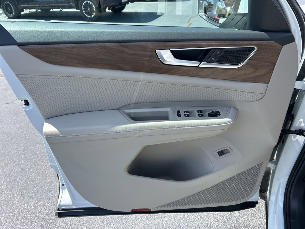 Used 2025 Volkswagen Atlas SE image 3