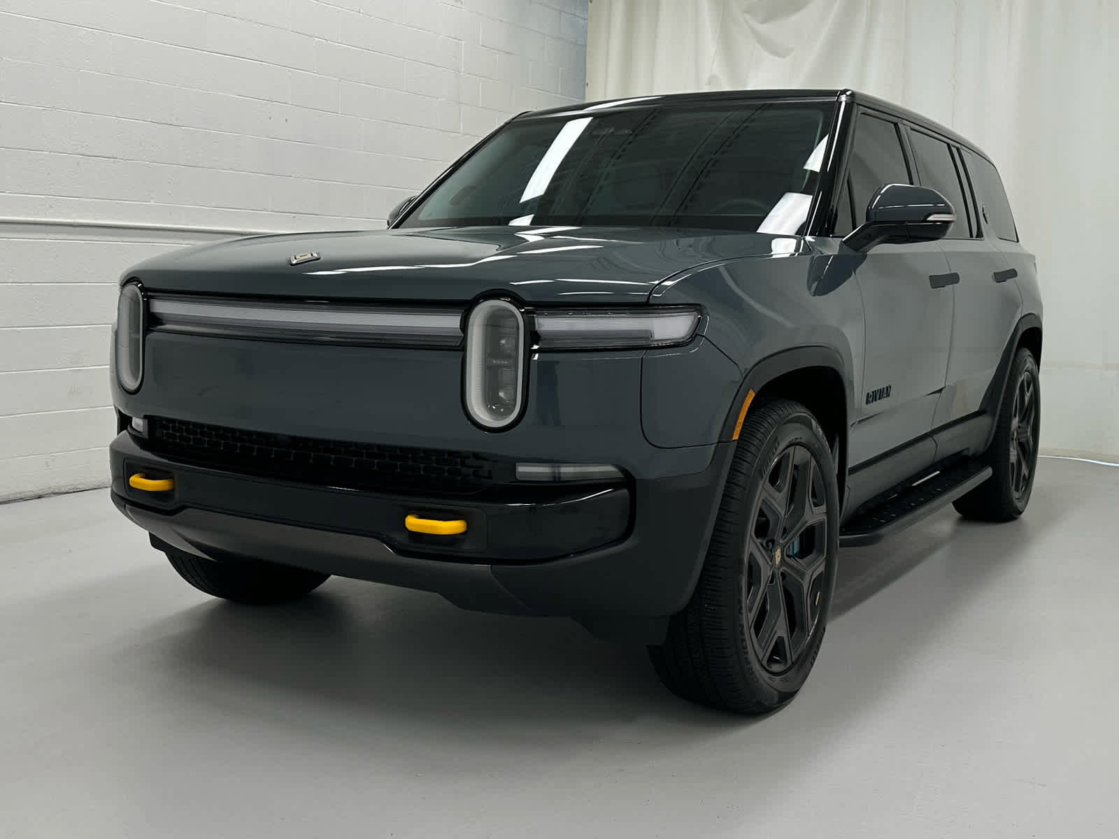Used 2026 Rivian R1S Premium image 4