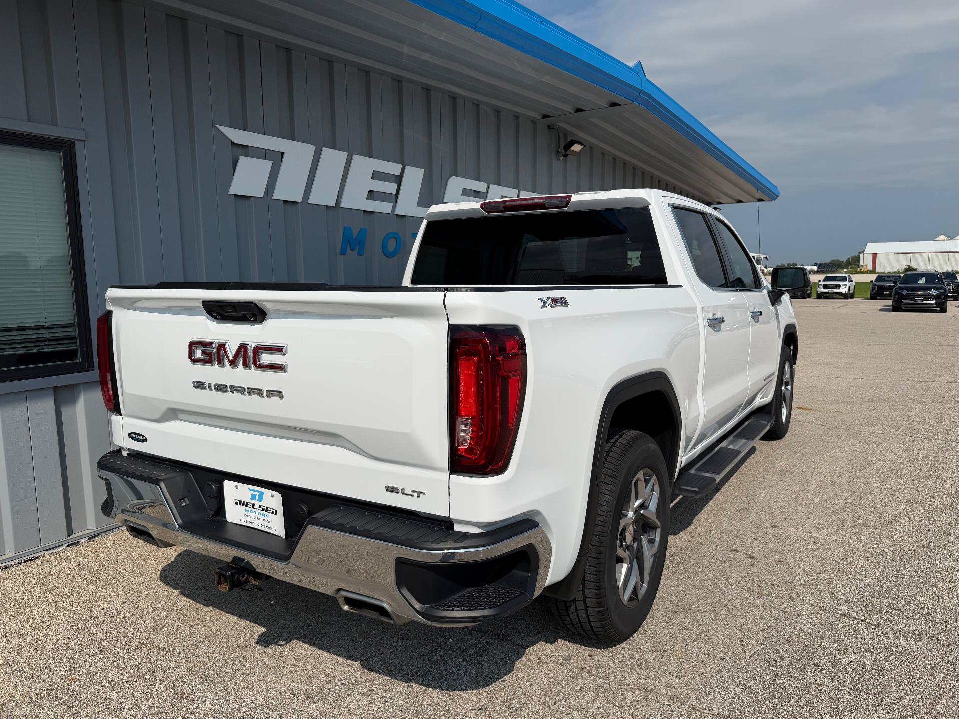 Used 2023 GMC Sierra 1500 SLT AWD/4WD image 6