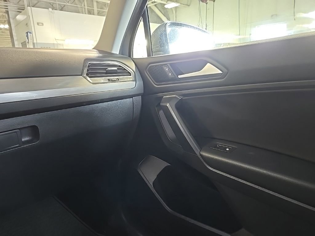 Used 2021 Volkswagen Tiguan SEL AWD/4WD image 26