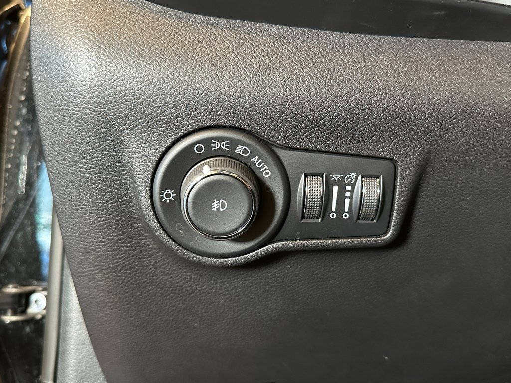 Used 2025 Jeep Compass Limited image 18