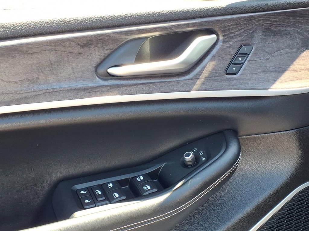 Used 2023 Jeep Grand Cherokee 30th Anniversary AWD/4WD image 4