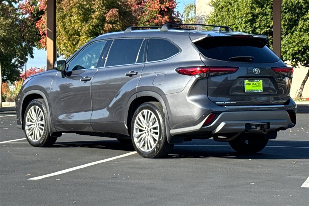 Used 2022 Toyota Highlander Platinum image 3