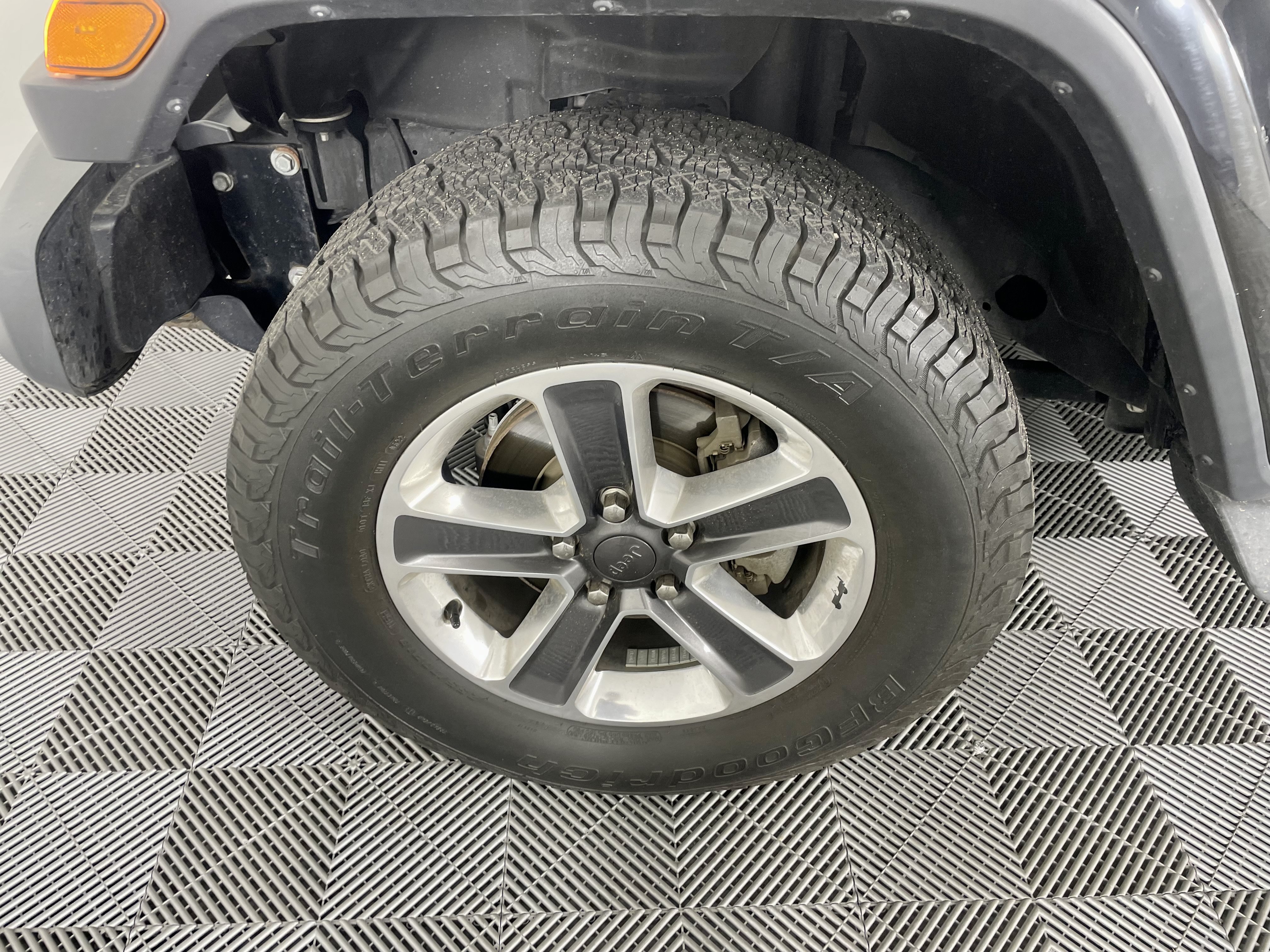 Used 2018 Jeep Wrangler Unlimited Sahara AWD/4WD image 8