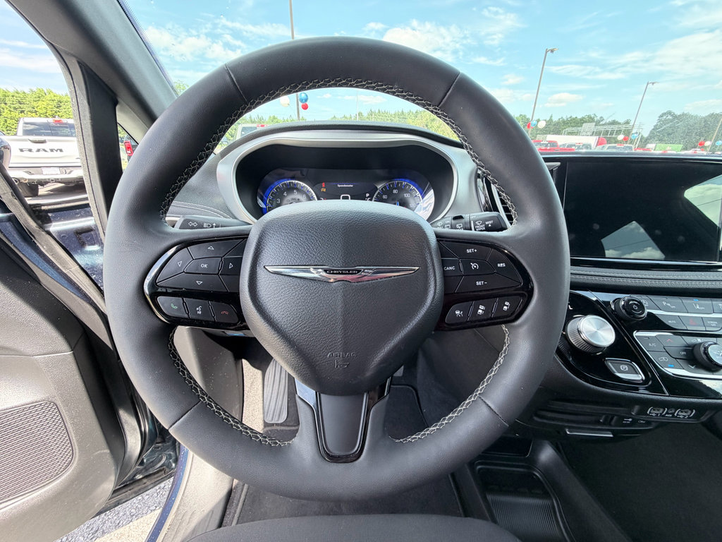Used 2022 Chrysler Pacifica Touring FWD image 14