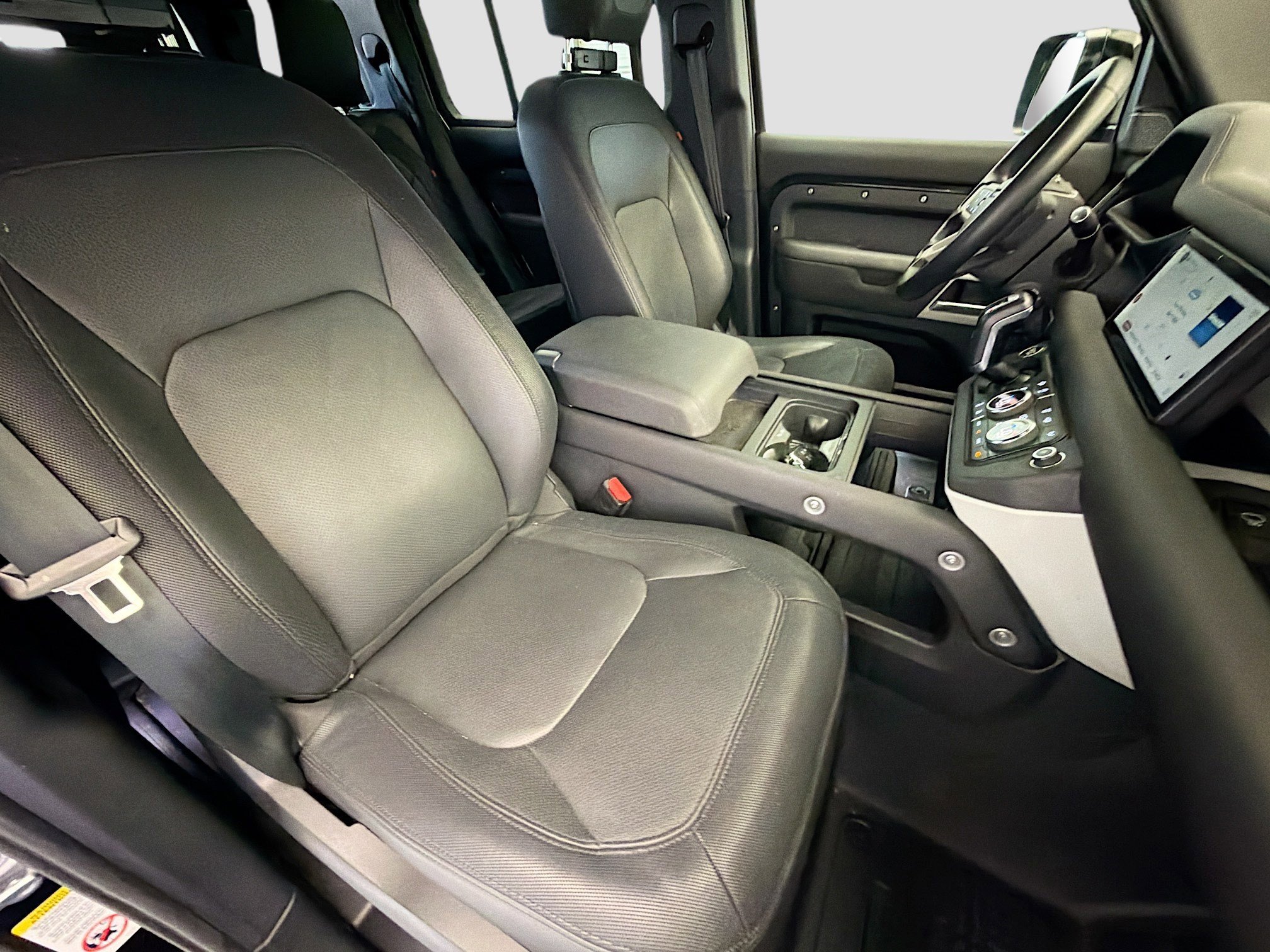 Used 2024 Land Rover Defender 110 X-Dynamic SE AWD/4WD image 15