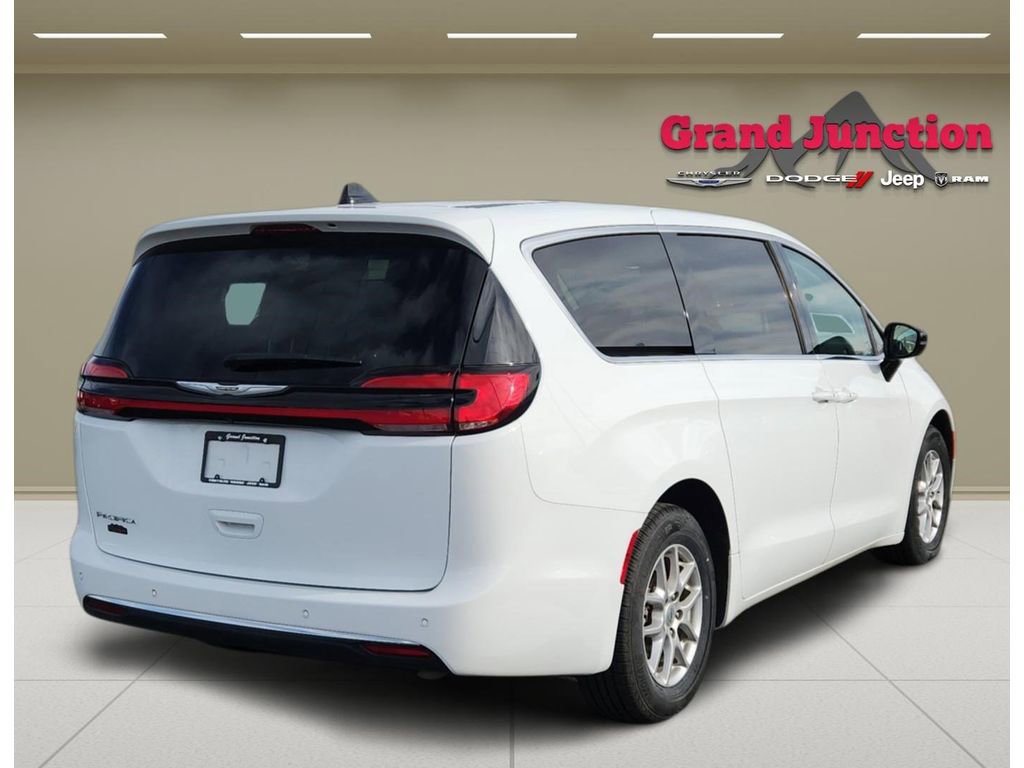 Used 2024 Chrysler Pacifica Touring-L image 3