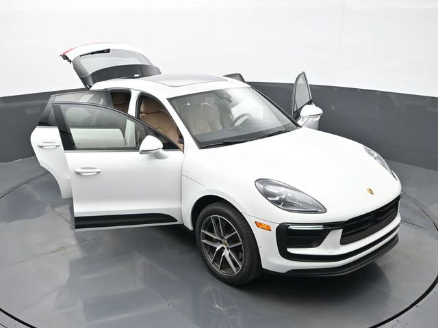 Certified 2023 Porsche Macan image 33