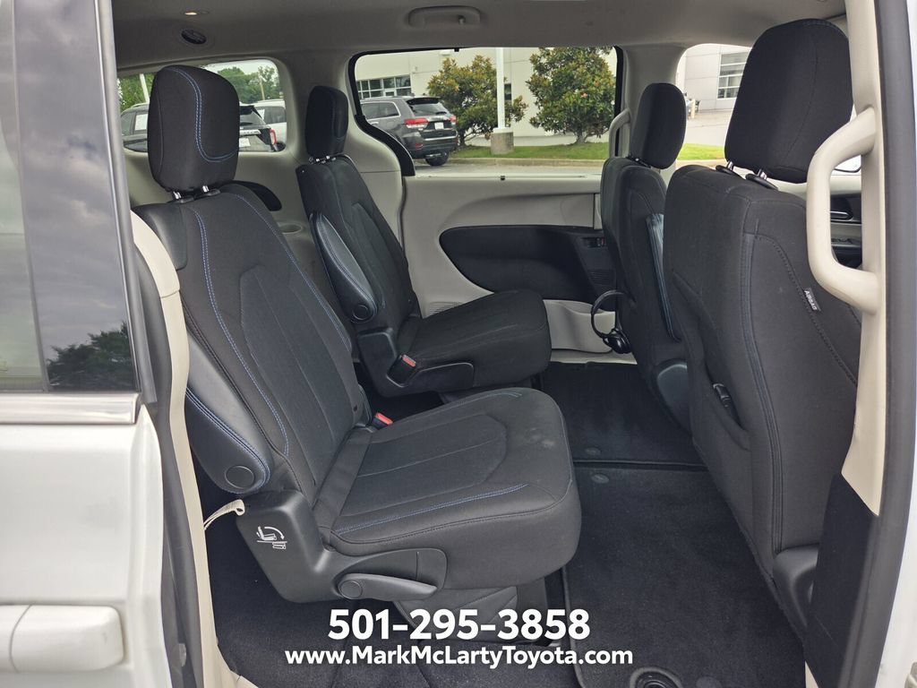 Used 2021 Chrysler Pacifica Touring FWD image 16