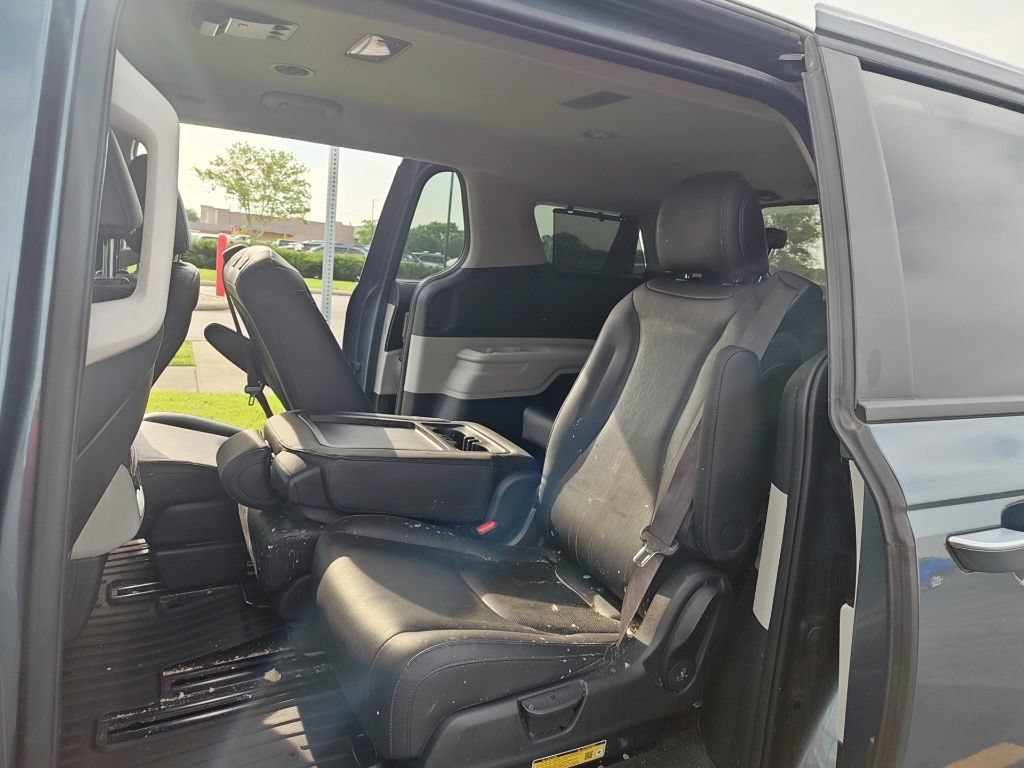 Used 2024 Kia Carnival EX FWD image 9