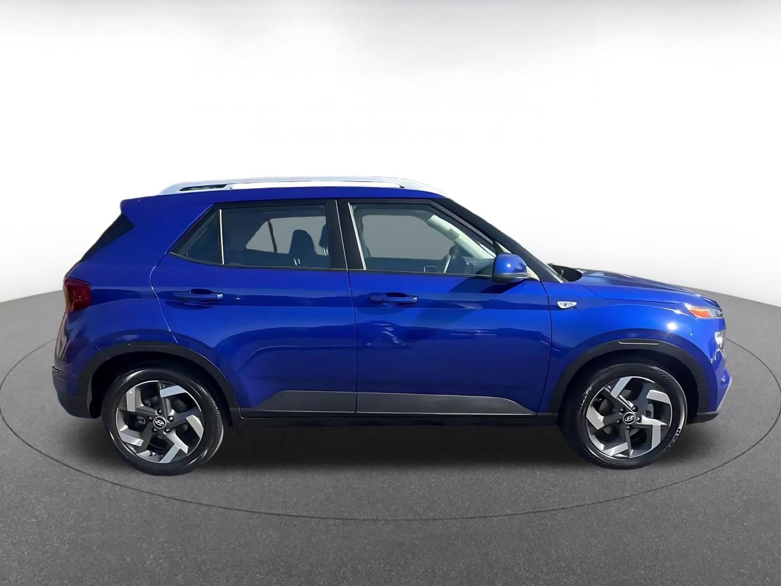 Used 2025 Hyundai Venue SEL image 16