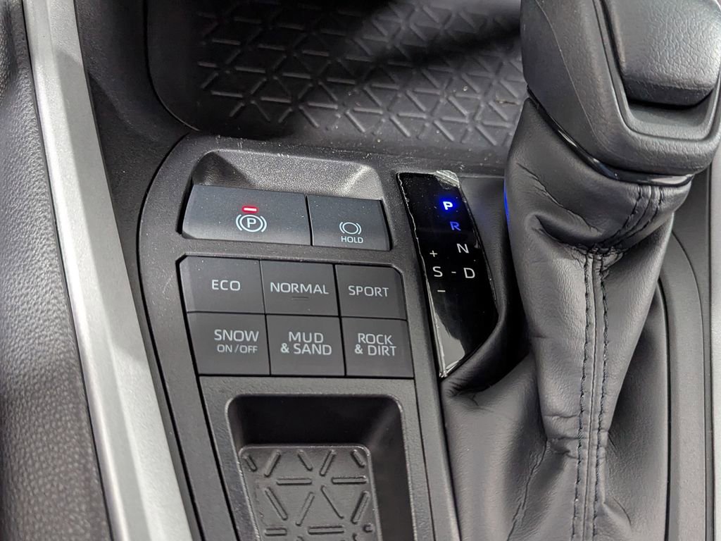Certified 2025 Toyota RAV4 LE image 31