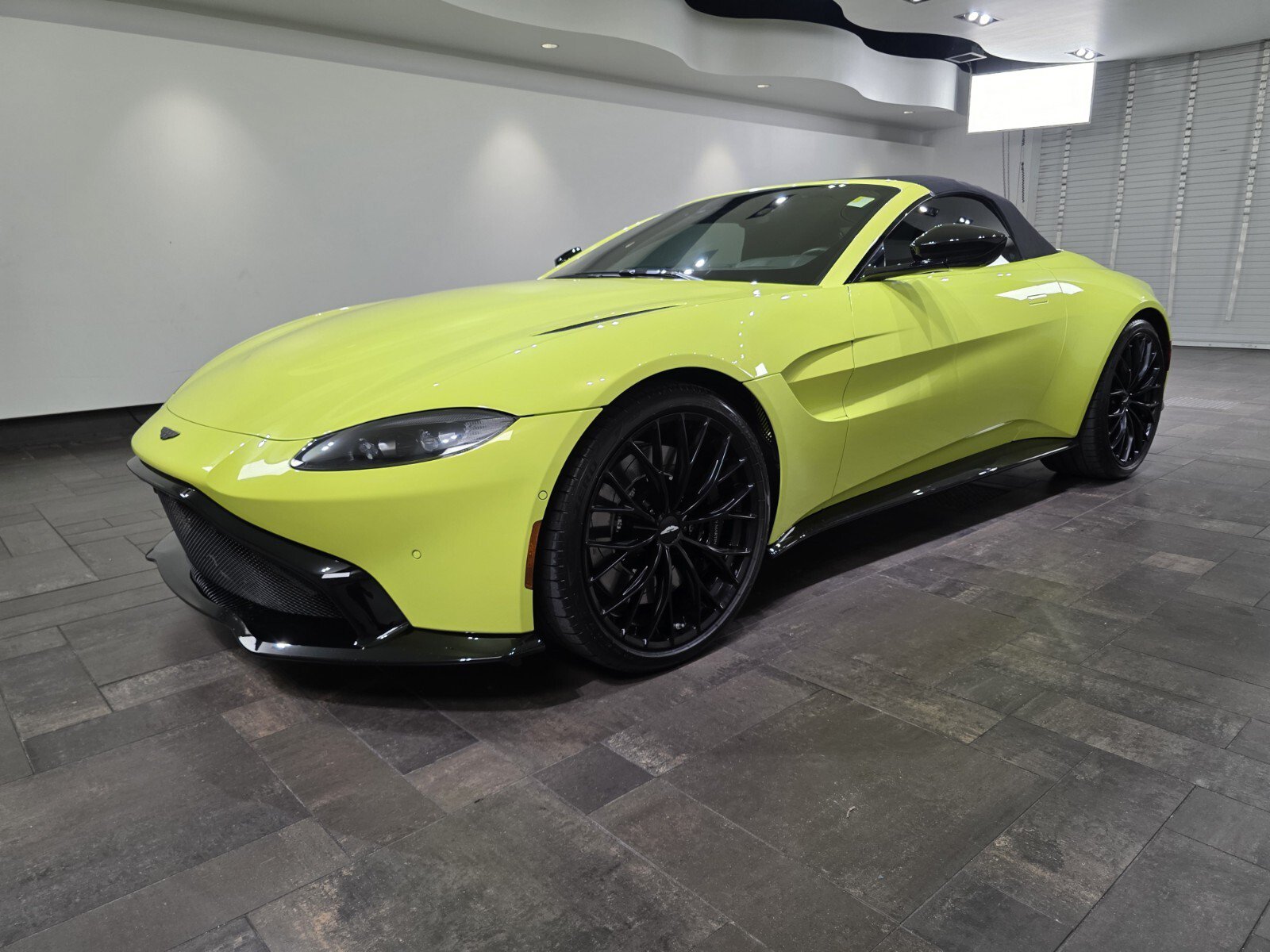 Used 2023 Aston Martin V8 Vantage Roadster RWD image 24