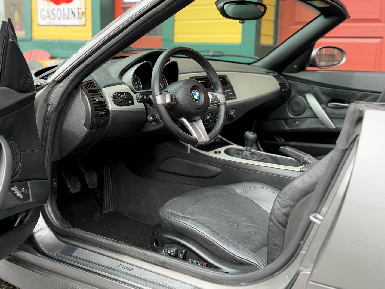 Used 2005 BMW Z4 2.5i image 17