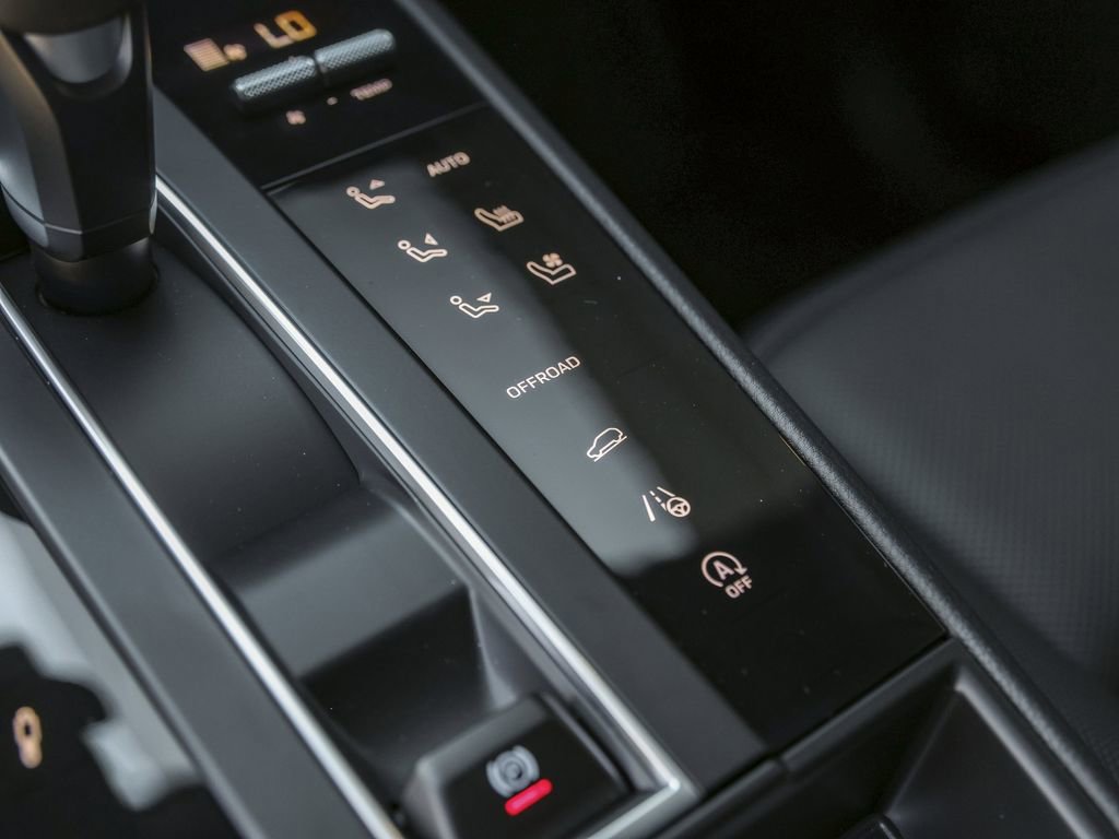 Certified 2026 Porsche Macan Turbo AWD/4WD image 29