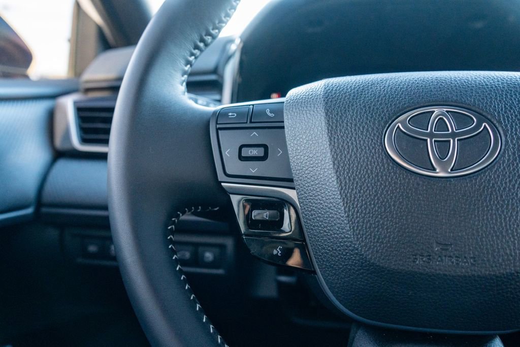 Used 2025 Toyota Camry SE w/ Convenience Package image 24