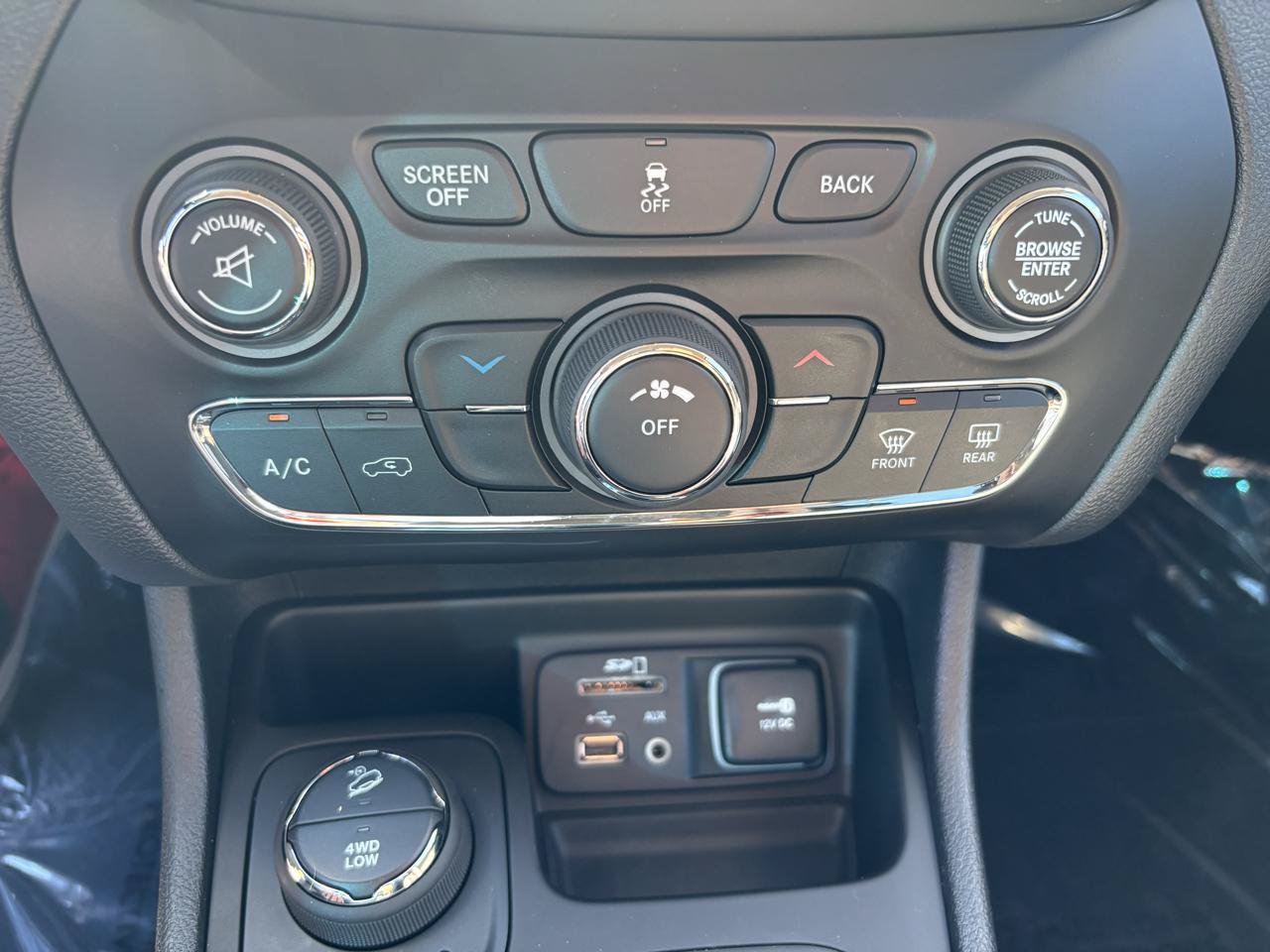 Used 2014 Jeep Cherokee Latitude w/ Cold Weather Group AWD/4WD image 22