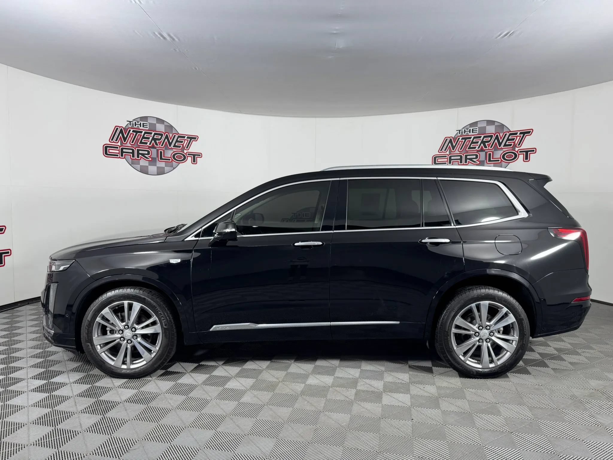 Used 2024 Cadillac XT6 Premium Luxury w/ Technology Package AWD/4WD image 4
