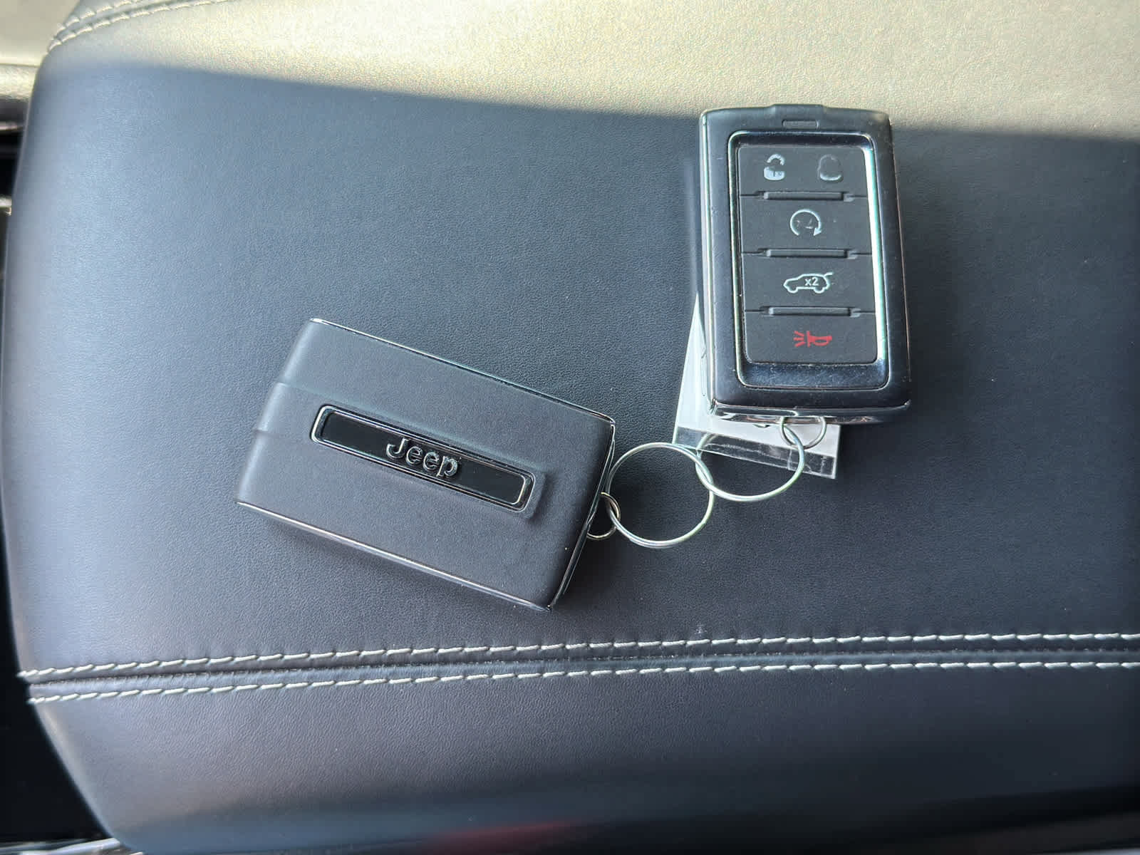 Used 2024 Jeep Grand Cherokee Overland AWD/4WD image 29