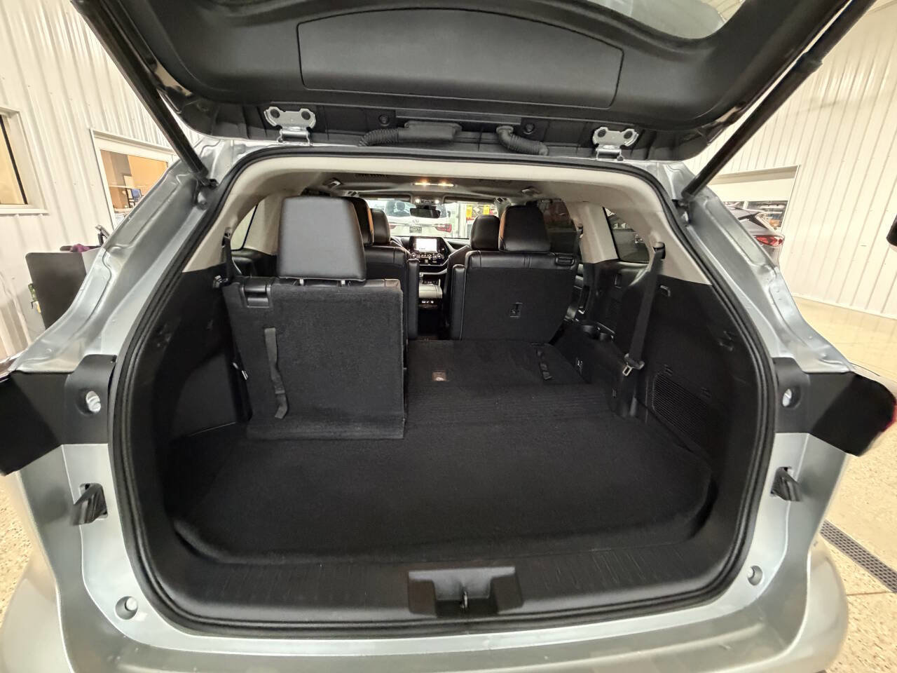 Used 2023 Toyota Highlander XLE image 16