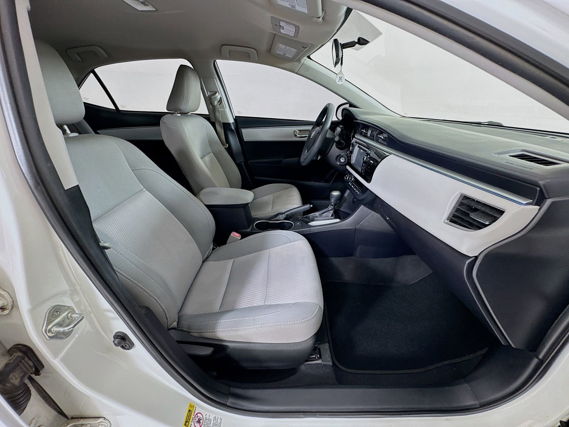 Used 2015 Toyota Corolla LE FWD image 26