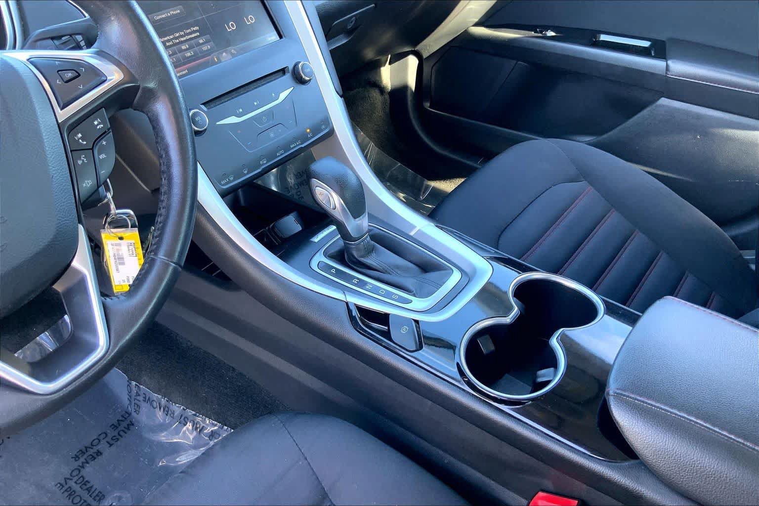 Used 2015 Ford Fusion SE FWD image 16