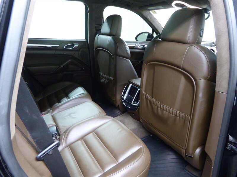 Used 2015 Porsche Cayenne Turbo image 30