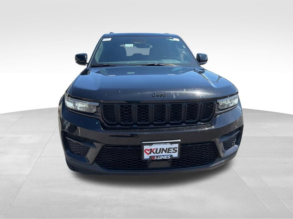 Used 2025 Jeep Grand Cherokee Altitude AWD/4WD image 4