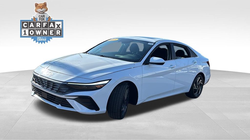 Used 2025 Hyundai Elantra SEL image 3