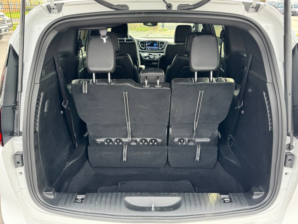 Used 2025 Chrysler Pacifica Select image 16