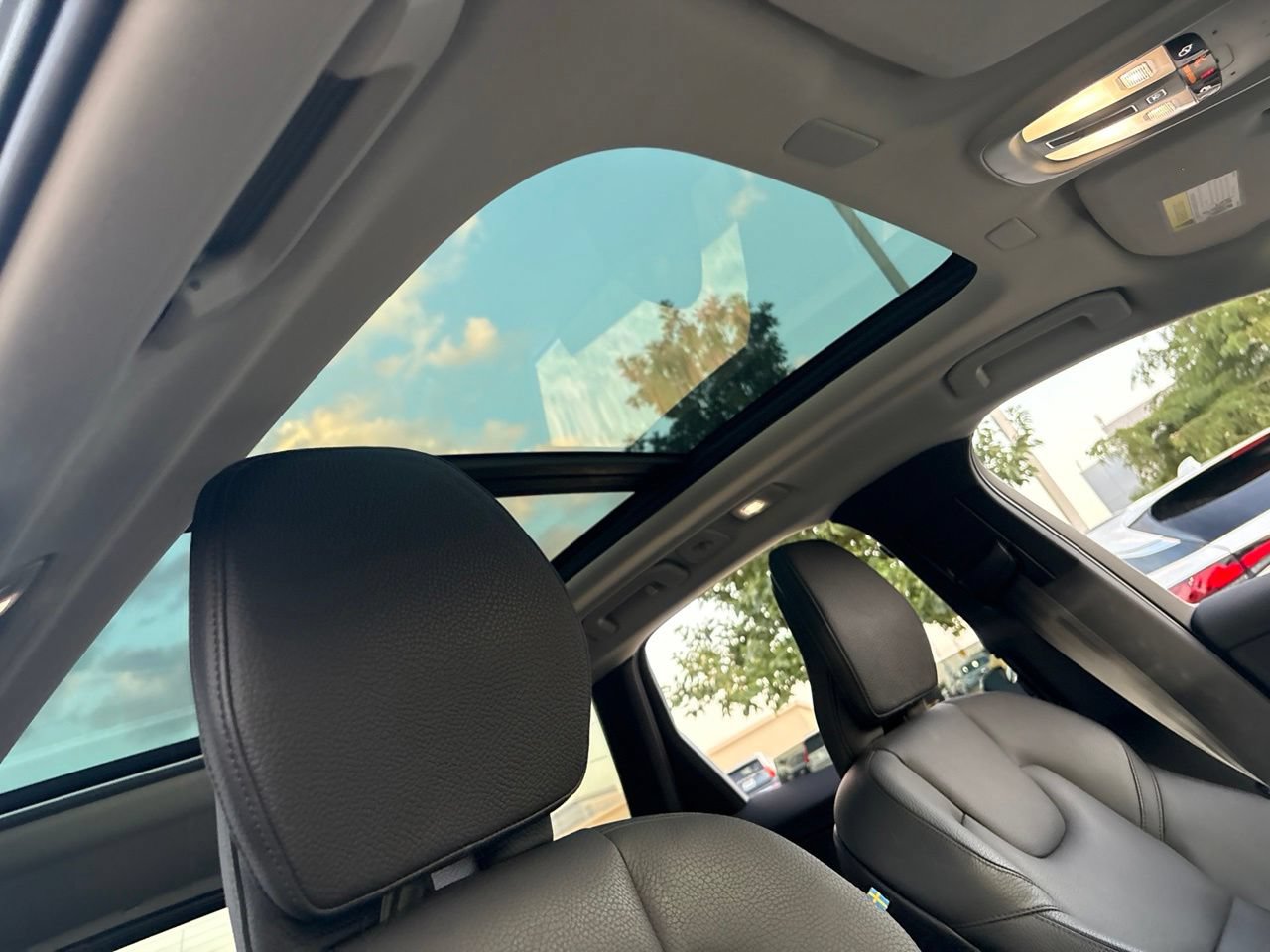 Certified 2023 Volvo XC60 B5 Plus w/ Climate Package AWD/4WD image 17