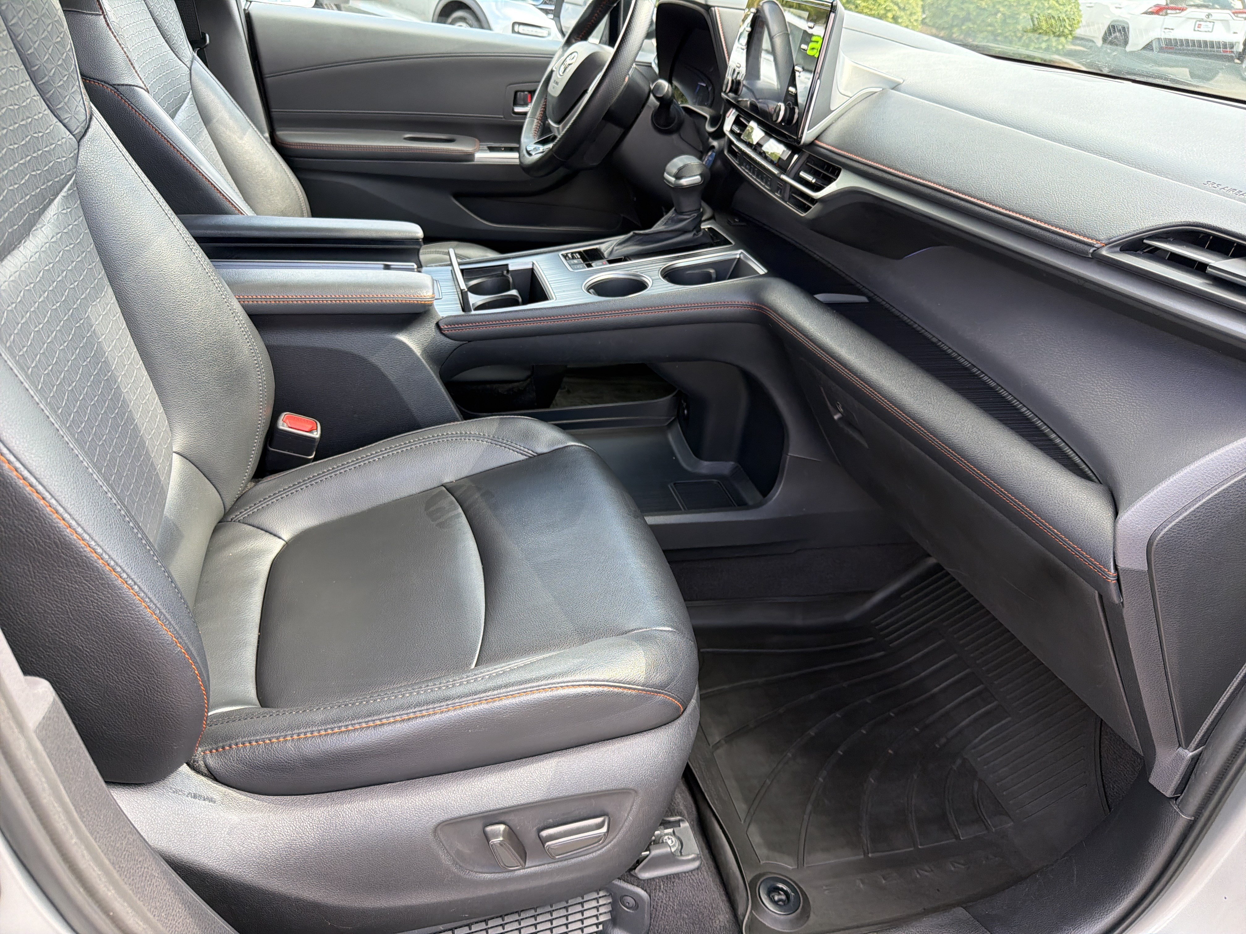Used 2022 Toyota Sienna XSE FWD image 22